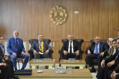 Başkan Yalçın’ı, Malatya Ticaret ve Sanayi Odası Yönetim Kurulu Başkanı Oğuzhan Ata Sadıkoğlu samimiyetle karşıladı.
