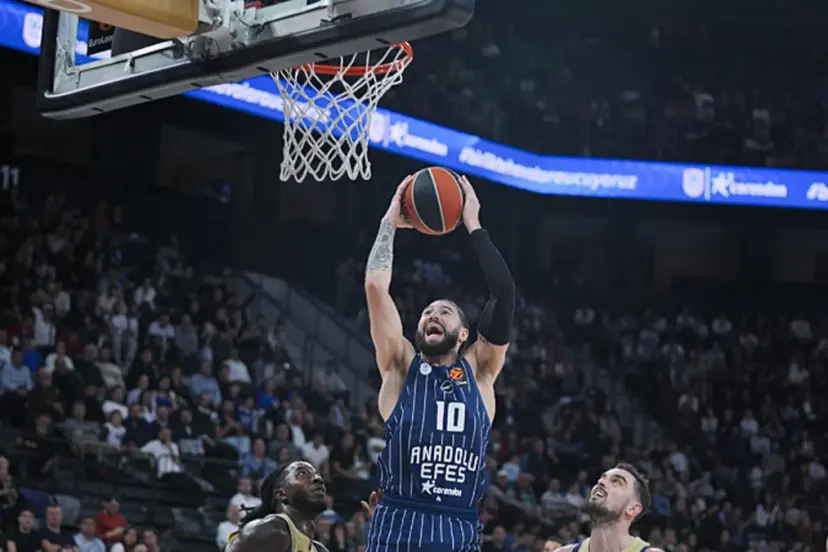 Anadolu Efes, Barcelona'yı 1 sayı farkla devirdi
