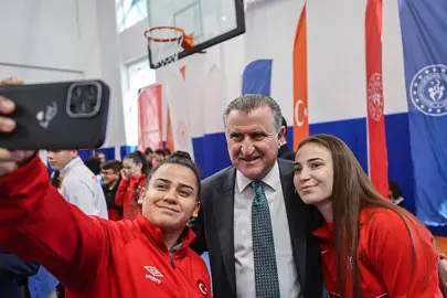 Bakan Bak: "Milli sporcularımızla gurur duyuyoruz"