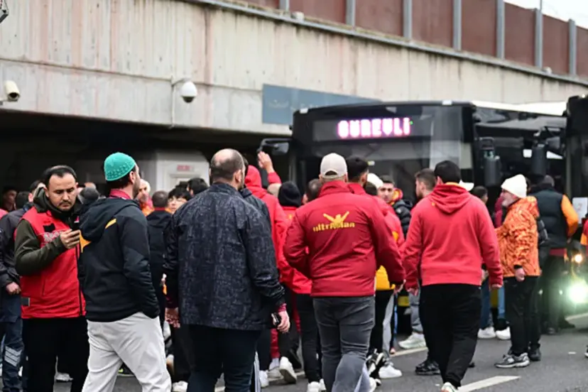 Galatasaray taraftarları, Fenerbahçe derbisi için Kadıköy'e hareket etti