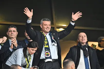 Sadettin Saran, stat önünde bekleyen taraftarları selamladı