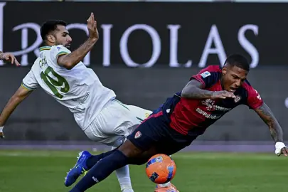 Zeki Çelik'in kırmızı kart gördüğü maçta Roma mağlup oldu