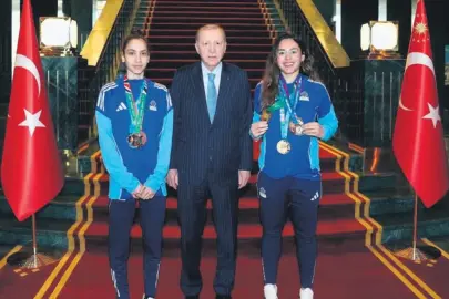 Cumhurbaşkanı Erdoğan, şampiyon tekvandocuları Külliye’de kabul etti