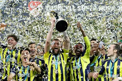 Şampiyon Fenerbahçe kupasına kavuştu!