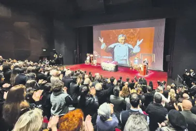 Tiyatronun usta çınarına veda