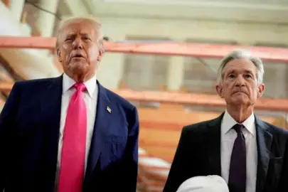 Trump Powell'ı topa tuttu: Fed faizleri hemen düşürmeli, ABD zarar ediyor