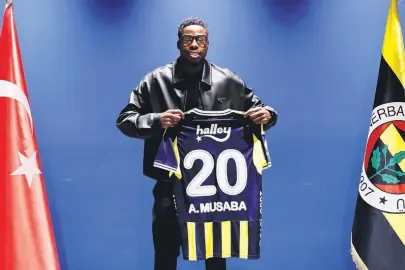 Yıldızların arasında ezilmeden oynar