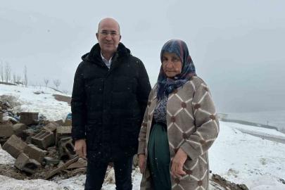 Ahırı çöken Zine teyzeye belediye başkanı yeni ahır için destek çıktı