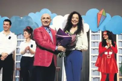 Azra Akın güzel bir dünya için çocuklara yol gösteriyor