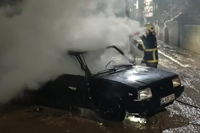 Batman'da park halindeki otomobil alev aldı
