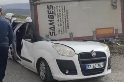 Batman'da tırın dorsesi radar aracının üzerine devrildi