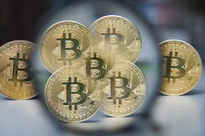 Bitcoin 15 ayın en dip seviyesinde! 72 bin doların altına geriledi