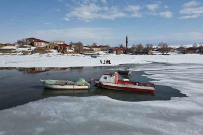 Bitlis’te donan göller erken ısınmayla çözülmeye başladı