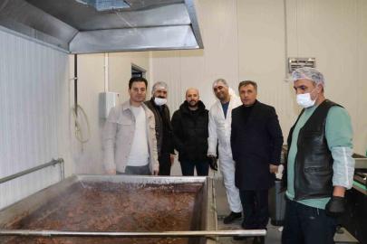 Cağ kebabın başkenti Oltu’da kavurma ve sucuk üretimi yapıyorlar