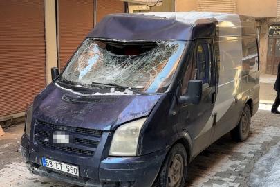 Çatıdan düşen kar kütlesi seyir halindeki minibüse zarar verdi