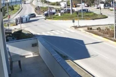 Cipe çarpmamak için sürücüsünün manevra yaptığı ambulans devrildi;  4 yaralı