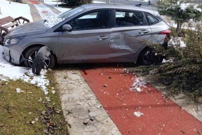 Elazığ’da otomobil kaldırıma çıktı: 1 yaralı