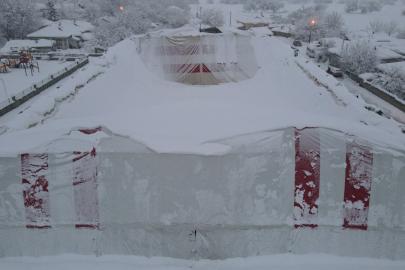 Erzincan’da kardan halı sahanın brandası çöktü