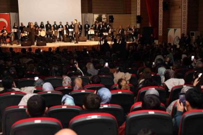 Erzincan’da kurtuluşun 108’inci yılına özel Türk halk müziği konseri düzenlendi