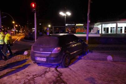 Hafif ticari araçla çarpışan otomobil kaldırıma çıkarak durabildi: 1 yaralı