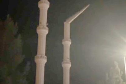 Isparta'da 2 minarenin alemi rüzgardan yıkıldı