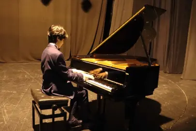 İstanbul Maltepe’de genç piyanist Tolga Bilget sahne aldı