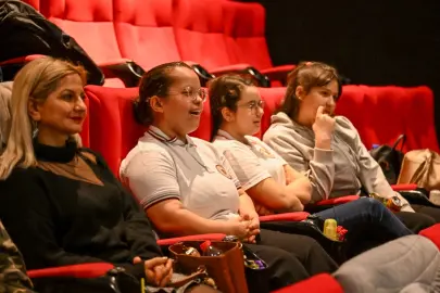 İzmir Bornova’da özel çocuklara sinema keyfi