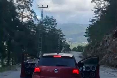 Kapıları açık ilerleyen otomobilin 15 yaşındaki sürücüsüne 60 bin lira ceza