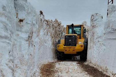 Kar kalınlığının 4 metreyi bulduğu Yüksekova’da kar savaşçılarının zorlu mesaisi