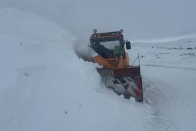 Kars’ta köy yollarında karla mücadele sürüyor