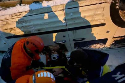 Kars’ta takla atan hafif ticari araçta can pazarı yaşandı