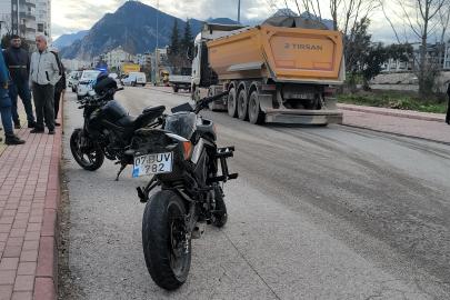 Motosikletle kamyona çarpan 2 liseli yaralandı