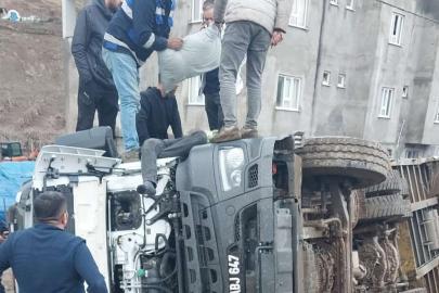 Siirt’te kontrolden çıkarak devrilen kamyonun sürücüsü yaralandı