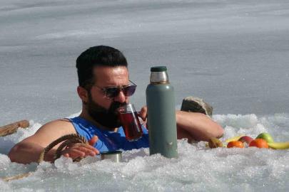 Soğuk suya sıcak dokunuş: Maceracı öğretmen buzu kırıp girdiği suda çayını yudumladı