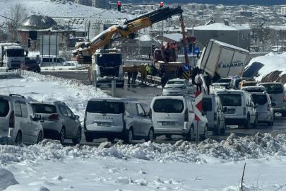 Tuşba’da tır kazasında uzun araç kuyruğu oluştu