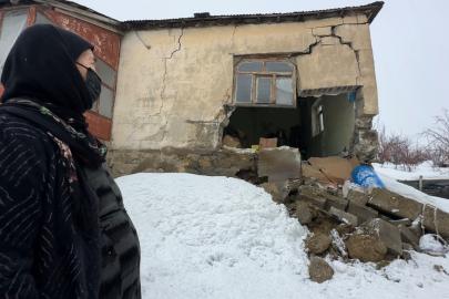 Yüksekova’da bir evin duvarı yıkıldı: "Deprem oluyor sandım"