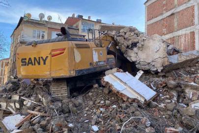 Ağır hasarlı binanın enkazı iş makinesinin üstüne yıkıldı