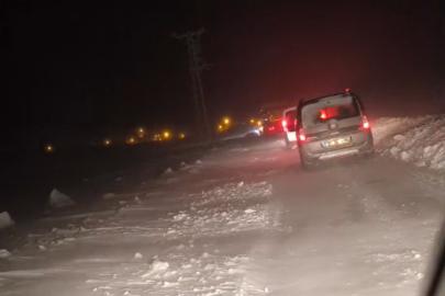 Ağrı’da kar geçit vermedi, vatandaşlar köy yolundan geri döndü