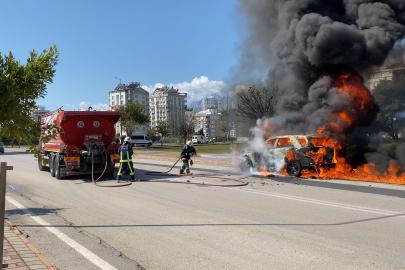 Alev alan otomobilindeki kedisini son anda kurtardı