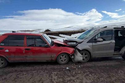 Ardahan’da iki otomobil kafa kafaya çarpıştı: 2 yaralı