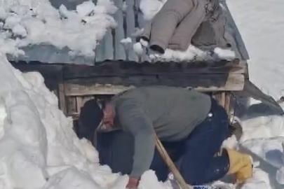 Bahar hazırlığı için gittikleri köyde metrelerce karla karşılaştılar
