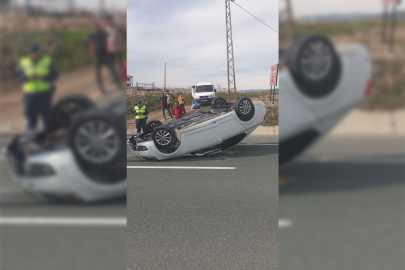 Bariyerlere çarpan otomobil takla attı: 2 yaralı