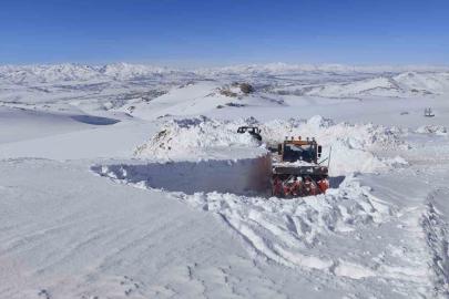 Başkale’de 3 metreyi bulan kar tünellerinde çalışma