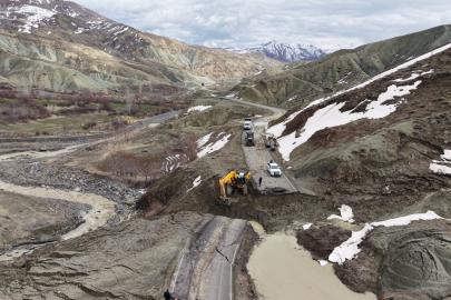 Bingöl’de heyelan: Yelesen grup yolu ulaşıma kapandı
