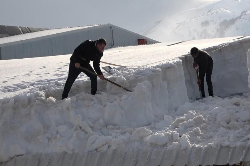 Bitlis’te çatılarda yoğun mesai
