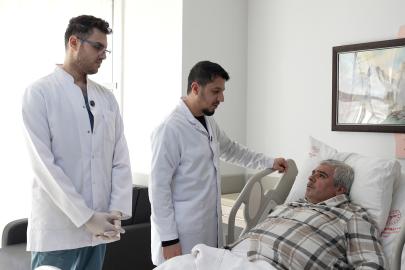 Böbrek bezi üstünde bulunan 20 santimetrelik dev kitle kapalı yöntemle çıkarıldı