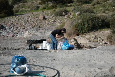 Bodrum'da ot toplamaya giden 3 kişi, koydaki atıkları temizledi