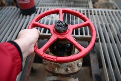 Brent petrolün varil fiyatı güne düşüşle başladı