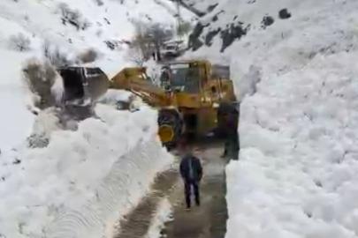 Çatbayır Mahallesi yoluna düşen çığ temizlendi