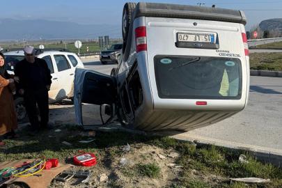 Ciple hafif ticari araç çarpıştı: 6 yaralı